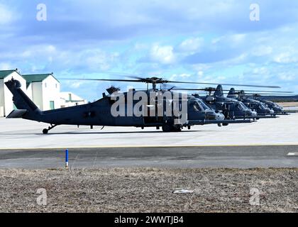 Vier Such- und Rettungshubschrauber der US Air Force HH-60G Pave Hawk vom 106th Rescue Wing bereiten sich auf eine Mission während der Übung Agile Rage 2024 auf der F.S. Gabreski Air National Guard Base, Westhampton Beach, New York, am 29. Februar 2024 vor. Die Übung diente als wichtige Vorbereitung für die Einheiten der Air National Guard und betonte Agilität, Interoperabilität und das Agile Combat Employment (ACE)-Konzept, um sicherzustellen, dass Airmen anpassungsfähig und bereit für jede betriebliche Herausforderung sind. (Foto der U.S. Air National Guard von Staff Sgt. Kevin J. Donaldson) Stockfoto