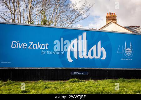 Plakatwerbung für die islamische Hilfsorganisation, um eine Zakat-Spende zugunsten von Allah, Southampton, Hampshire, England, Großbritannien, zu machen Stockfoto