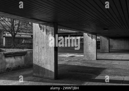 Wyndham Court brutalistische Architektur, Säulen, die eine konkrete Struktur unterstützen, abstrakte Winkelansicht, Southampton, England, Großbritannien, Stockfoto