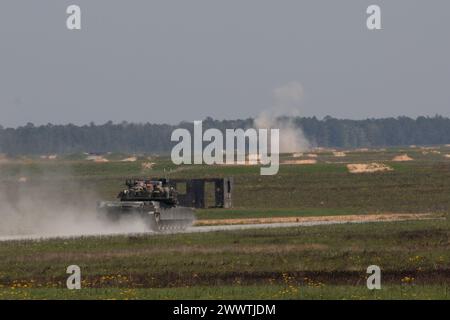 Soldaten der US-Armee, die dem 3. Bataillon, 67. Armored Regiment, 2. Armored Brigade Combat Team, 3. Infanteriedivision zugewiesen sind, manövrieren ihren Abrams-Panzer schnell zum nächsten Ziel während der Sullivan Cup Division Assessments in Fort Stewart, Georgia, 21. März 2024. Die Bewertungen sind in Vorbereitung auf den bevorstehenden Sullivan Cup, einem Wettbewerb der US-Armee, der die Fähigkeiten von Individuen und Besatzungsmitgliedern rigoros und umfassend prüft. (Foto der US-Armee von Sgt. Joshua Oller) Stockfoto