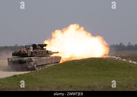 Soldaten der US-Armee, die dem 3. Bataillon, 67. Panzerregiment, 2. Panzerbrigade Combat Team (2. ABCT), 3. Infanteriedivision zugewiesen sind, feuern ihre Abrams-Panzerkanone auf ein Ziel während der Sullivan Cup-Divisionsbeurteilung in Fort Stewart, Georgia, am 21. März 2024. Die Panzerbesatzung wird den 2. ABCT beim Sullivan Cup vertreten, einem Wettbewerb, der sich auf die Leistung der Soldaten konzentriert, die als Elite-Crew arbeiten. (Foto der US-Armee von Sgt. Joshua Oller) Stockfoto