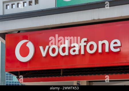 Nahaufnahme eines Vodafone-Logoschildes auf dem Gebäude in Suva, Fidschi. Stockfoto