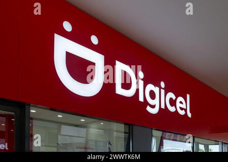 Das Digicel-Logo auf dem Gebäude in einem ihrer Geschäfte in Nadi, Fidschi. Stockfoto