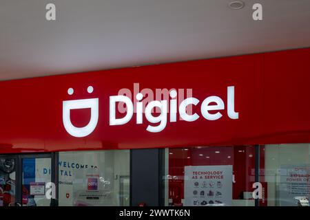 Das Digicel-Logo auf dem Gebäude in einem ihrer Geschäfte in Nadi, Fidschi. Stockfoto