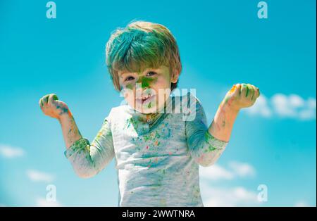 Kinder Holi Festival. Bemaltes Gesicht von lustigen Kind. Festival der Farben. Kleiner Junge spielt mit Farben. Stockfoto