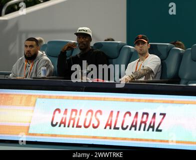 MIAMI GARDENS, FLORIDA - 25. MÄRZ: Jimmy Butler (c) wird während seines Mannes-Singles-Spiels bei den Miami Open im Hard Rock Stadium am 25. März 2024 in Miami Gardens, Florida, während des Gael Monfils (Frankreich) gegen Carlos Alcaraz (Spanien) zu sehen sein. (Foto: Alberto E. Tamargo/SIPA USA) Stockfoto