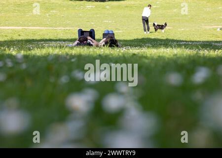 Rom, Italien. März 2024. Die Leute ruhen sich im Park Villa Ada in Rom aus, Italien, 19. März 2024. Quelle: Li Jing/Xinhua/Alamy Live News Stockfoto