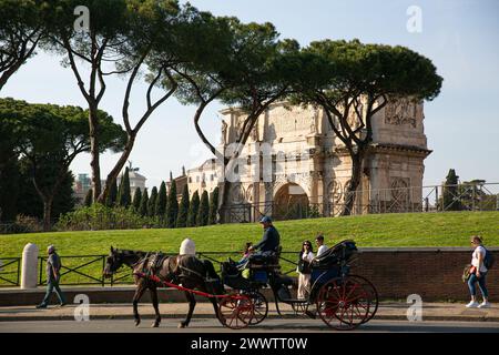 Rom, Italien. März 2024. Touristen besuchen den Konstantinsbogen in Rom, Italien, 22. März 2024. Quelle: Li Jing/Xinhua/Alamy Live News Stockfoto
