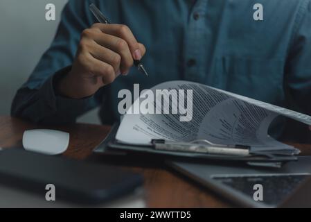 Geschäftsmann mit Stift Schreiben Dokument Plan oder Unterschrift Papierkram Gesetz Vertrag, Stellenbewerbung, Finanzmarketing Konzept Geschäft Stockfoto