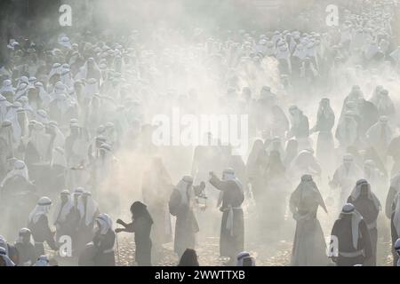 Antigua, Guatemala. März 2024. Die katholischen Pönitenten verloren im Nebel des Weihrauchs, als sie während der Palmensonntag-La-Reseña-Prozession, die den Beginn der Karwoche am 24. März 2024 in Antigua, Guatemala, markiert, den gewaltigen Festzug über den zentralen Platz führen. Die opulenten Prozessionen, detailgetreuen Alfombras und jahrhundertealten Traditionen ziehen mehr als 1 Million Menschen in die alte Hauptstadt. Quelle: Richard Ellis/Richard Ellis/Alamy Live News Stockfoto