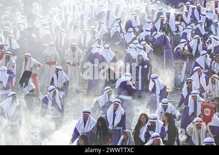 Antigua, Guatemala. März 2024. Die katholischen Pönitenten verloren im Nebel des Weihrauchs, als sie während der Palmensonntag-La-Reseña-Prozession, die den Beginn der Karwoche am 24. März 2024 in Antigua, Guatemala, markiert, den gewaltigen Festzug über den zentralen Platz führen. Die opulenten Prozessionen, detailgetreuen Alfombras und jahrhundertealten Traditionen ziehen mehr als 1 Million Menschen in die alte Hauptstadt. Quelle: Richard Ellis/Richard Ellis/Alamy Live News Stockfoto