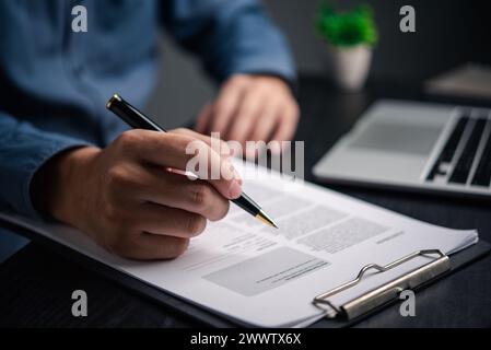 Geschäftsmann mit Stift Schreiben Dokument Plan oder Unterschrift Papierkram Gesetz Vertrag, Stellenbewerbung, Finanzmarketing Konzept Geschäft Stockfoto