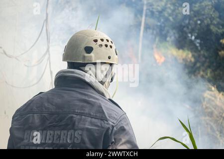 Medellin, Kolumbien. März 2024. Feuerwehrleute und Mitglieder der Gemeinde helfen am 25. März 2024, einen Waldbrand in Copacabana, nördlich von Medellin, Kolumbien, zu löschen. in der Nähe des Schutzgebietes „La Cruz“. Foto: Juan J. Eraso/Long Visual Press Credit: Long Visual Press/Alamy Live News Stockfoto