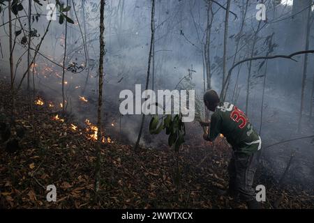 Medellin, Kolumbien. März 2024. Feuerwehrleute und Mitglieder der Gemeinde helfen am 25. März 2024, einen Waldbrand in Copacabana, nördlich von Medellin, Kolumbien, zu löschen. in der Nähe des Schutzgebietes „La Cruz“. Foto: Juan J. Eraso/Long Visual Press Credit: Long Visual Press/Alamy Live News Stockfoto