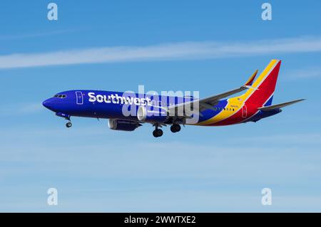 Die Flugzeuge der Southwest Airlines N8819L, Boeing 737 wurden beim Endanflug am Harry Reid International Airport in Las Vegas, Nevada, USA gezeigt. Stockfoto