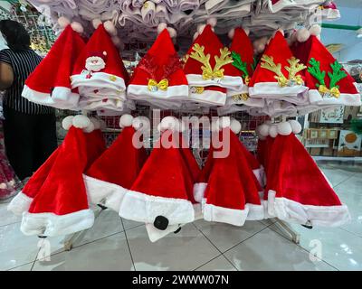 Rote Weihnachtsmannshüte werden in Geschäften vor den Weihnachtsfeiern verkauft Stockfoto