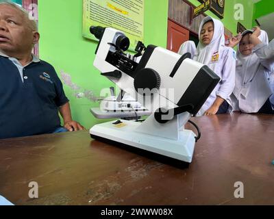 klaten, indonesien Mai- 2023 Freiwillige führen kostenlose Augenuntersuchungen an islamischen Madrasah-Schulen durch, mit Autorefraktor-Ausrüstung. Ophth Stockfoto