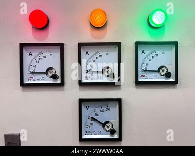 Klassisches Voltmeter-Messgerät im Vintage-Stil an der Strombedienkonsole. Gehäuse der elektrischen Schalttafel für Strom und Stromverteilung. Ununterbrochen, Stockfoto