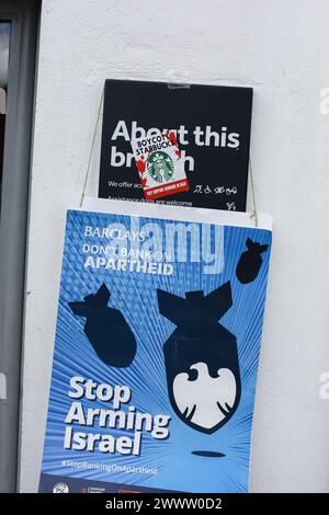 London, Großbritannien. März 2024. Aufkleber, die von Pro Palestine-Anhängern angebracht wurden, sind am Barclays Bank Geldautomat in London zu sehen. (Credit Image: © Steve Taylor/SOPA Images via ZUMA Press Wire) NUR REDAKTIONELLE VERWENDUNG! Nicht für kommerzielle ZWECKE! Stockfoto