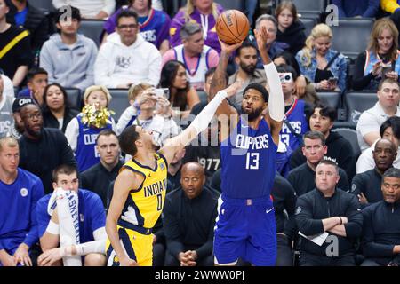 Los Angeles, Kalifornien, USA. März 2024. Paul George #13 der Los Angeles Clippers schießt gegen Indiana Pacers' Tyrese Haliburton #0 während eines NBA-Basketballspiels in der Crypto.com Arena am Montag, den 25. März 2024 in Los Angeles. (Kreditbild: © Ringo Chiu/ZUMA Press Wire) NUR REDAKTIONELLE VERWENDUNG! Nicht für kommerzielle ZWECKE! Stockfoto