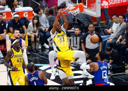 Los Angeles, Kalifornien, USA. März 2024. Indiana Pacers' Myles Turner #33 dunks gegen die Los Angeles Clippers während eines NBA Basketballspiels in der Crypto.com Arena am Montag, 25. März 2024 in Los Angeles. (Kreditbild: © Ringo Chiu/ZUMA Press Wire) NUR REDAKTIONELLE VERWENDUNG! Nicht für kommerzielle ZWECKE! Stockfoto