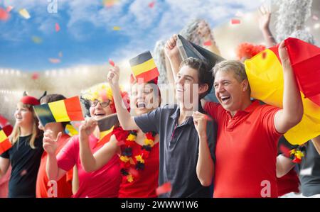 Belgischer Fußballfan im Stadion. Belgische Fans beobachten Fußball auf dem Freigelände. Jubelnde Teamfans feiern den Sieg. Gehen Sie Zu Red Devils! Unterstützer in n Stockfoto