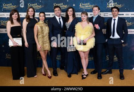 München, Deutschland. März 2024. Lena Schömann (l-r), Maria Ehrich, Gizem Emre, Bora Dagetkin, Nora Marie Tschirner, Jella Haase, Max von der Groeben und Mido Kotaini nehmen an der Premiere des Films Chantal im Märchenland im Mathäser Filmpalast Teil. Quelle: Sven Hoppe/dpa/Alamy Live News Stockfoto