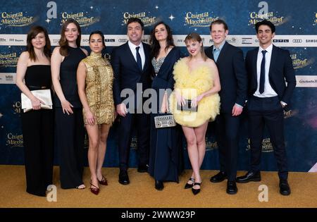 München, Deutschland. März 2024. Lena Schömann (l-r), Maria Ehrich, Gizem Emre, Bora Dagetkin, Nora Marie Tschirner, Jella Haase, Max von der Groeben und Mido Kotaini nehmen an der Premiere des Films Chantal im Märchenland im Mathäser Filmpalast Teil. Quelle: Sven Hoppe/dpa/Alamy Live News Stockfoto