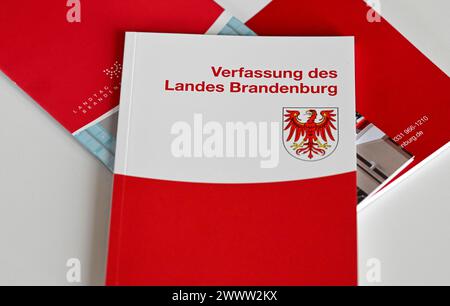 Potsdam, Deutschland. März 2024. Die Verfassung des Landes Brandenburg am Rande der Plenarsitzung des brandenburgischen landtags. Quelle: Jens Kalaene/dpa/Alamy Live News Stockfoto