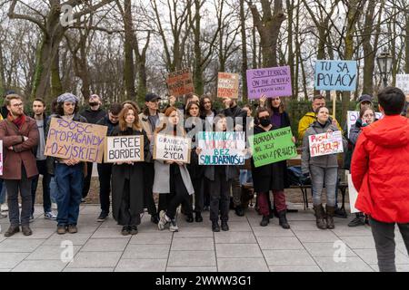 Warschau, Polen. März 2024. Während der Demonstration halten die Demonstranten pro-ukrainische Plakate. Mehrere Dutzend Menschen protestierten vor der Kanzlei des Premierministers gegen die Blockade der Grenze zwischen Polen und der Ukraine. Die Demonstranten wiesen darauf hin, dass polnische Fahrer aufgrund der Proteste an der Polnisch-ukrainischen Grenze nicht aus der Ukraine nach Hause zurückkehren können und Güter mit doppeltem Verwendungszweck für die ukrainische Armee große Verzögerungen beim Grenzübertritt haben. Im Zusammenhang mit den Protesten der Bauern behaupten die Demonstranten, dass die russische Propaganda in beiden Ländern funktioniert und versucht, beide Nationen zu verwandeln Stockfoto