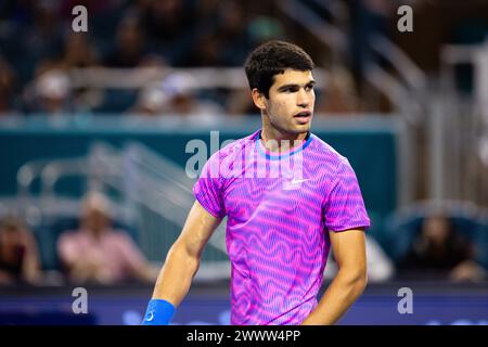 MIAMI GARDENS, FLORIDA - 25. MÄRZ: Carlos Alcaraz aus Spanien schaut sich seine Box an, nachdem er Gael Monfils aus Frankreich während des Spiels am 10. Tag der Miami Open im Hard Rock Stadium am 25. März 2024 in Miami Gardens, Florida, besiegt hatte. (Foto: Mauricio Paiz) Stockfoto