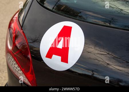 Frankreich: „A“-Aufkleberscheibe (für „Auszubildende“) auf der Rückseite eines Fahrzeugs, die darauf hinweist, dass das Fahrzeug von einem jungen Fahrer gefahren wird Stockfoto