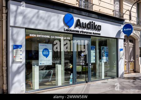 Außenansicht eines Audika Stores. Audika Groupe ist ein französisches Unternehmen, das sich auf Hörgeräte spezialisiert hat Stockfoto