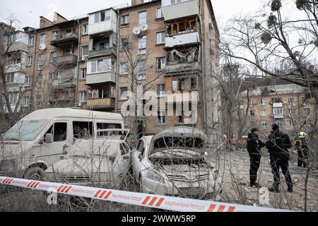 Kiew, Ukraine. März 2024. Polizeibeamte im Dienst an einem Gebäude, das durch einen russischen Raketenangriff in Zentral-Kiew beschädigt wurde. Ein dreistöckiges Gebäude der Kiewer Akademie für Kunst und Design wurde durch den Raketenangriff am Morgen in Kiew zerstört. Nach Angaben des staatlichen Rettungsdienstes wurden mindestens zehn Personen verletzt. Quelle: SOPA Images Limited/Alamy Live News Stockfoto