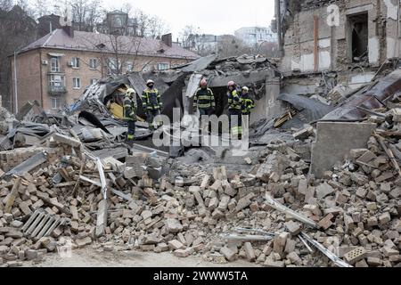 Kiew, Ukraine. März 2024. Die Retter arbeiten in einem Gebäude der Kiewer Akademie für Kunst und Design, das durch einen russischen Raketenangriff in Zentral-Kiew beschädigt wurde. Ein dreistöckiges Gebäude der Kiewer Akademie für Kunst und Design wurde durch den Raketenangriff am Morgen in Kiew zerstört. Nach Angaben des staatlichen Rettungsdienstes wurden mindestens zehn Personen verletzt. Quelle: SOPA Images Limited/Alamy Live News Stockfoto