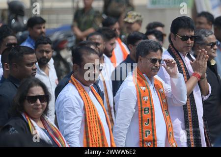 Tripuras Ministerpräsident Manik Saha, der ehemalige cm- und BJP-Kandidat Biplab Kumar Deb und Kriti Singh sowie andere führende Politiker während einer Wahlkampagne zur Unterstützung der Lok Sabha-Kandidaten in Agartala. Tripura, Indien. Stockfoto