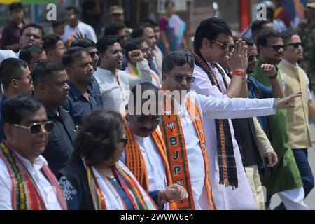 Tripuras Ministerpräsident Manik Saha, der ehemalige cm- und BJP-Kandidat Biplab Kumar Deb und Kriti Singh sowie andere führende Politiker während einer Wahlkampagne zur Unterstützung der Lok Sabha-Kandidaten in Agartala. Tripura, Indien. Stockfoto