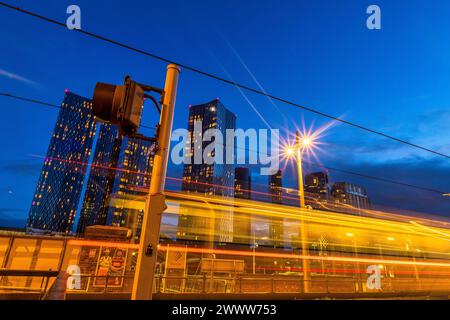 Manchester Deansgate Tram Station nach Sonnenuntergang Stockfoto