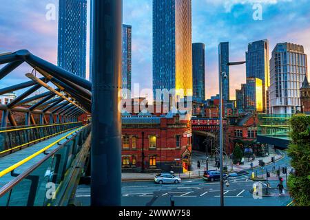 Manchester Deansgate Tram Station nach Sonnenuntergang Stockfoto