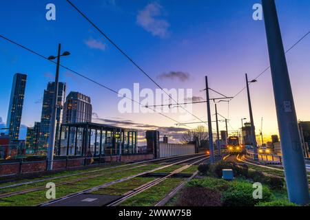 Manchester Deansgate Tram Station nach Sonnenuntergang Stockfoto