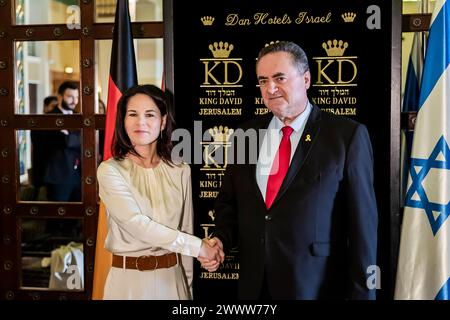 Jerusalem, Israel. März 2024. Annalena Baerbock (Allianz 90/die Grünen), Außenministerin Israel Katz, begrüßen sich vor Gesprächen in einem Hotel in Jerusalem. Außenminister Baerbock besucht Israel zum sechsten Mal seit dem Angriff der Hamas auf Israel am 7. Oktober, um erneut über die Lage in Gaza und Israel zu sprechen. Quelle: Christoph Soeder/dpa/Alamy Live News Stockfoto