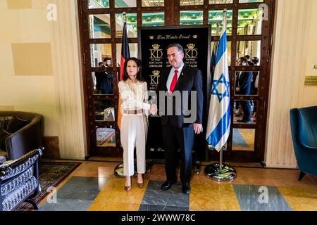 Jerusalem, Israel. März 2024. Annalena Baerbock (Allianz 90/die Grünen), Außenministerin Israel Katz, begrüßen sich vor Gesprächen in einem Hotel in Jerusalem. Außenminister Baerbock besucht Israel zum sechsten Mal seit dem Angriff der Hamas auf Israel am 7. Oktober, um erneut über die Lage in Gaza und Israel zu sprechen. Quelle: Christoph Soeder/dpa/Alamy Live News Stockfoto