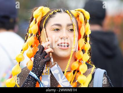 Bogota, Kolumbien. März 2024. Eine Frau besucht den letzten Tag des EStereo Picnic Festivals in Bogota, Kolumbien. (Foto: Daniel Garzon Herazo/NurPhoto)0 Credit: NurPhoto SRL/Alamy Live News Stockfoto