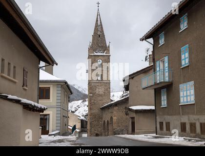 Eine Glocke und ein Uhrenturm in Lanslebourg, einer kleinen, malerischen Stadt in den französischen Alpen Stockfoto