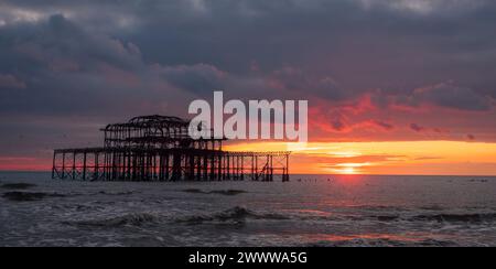 Sonnenuntergang hinter den Ruinen des West Pier an der Brighton Küste östlich von Sussex Südosten Englands Großbritannien Stockfoto
