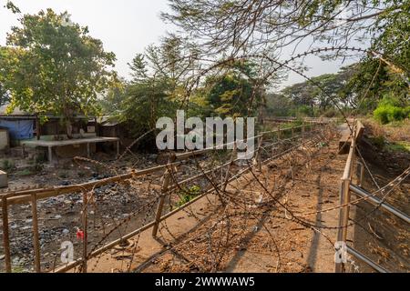 Besucher, Händler und illegale birmanische Einwanderer per Stacheldraht an der thailändischen Seite der thailändischen Grenze in Mae SOT, Thailand Stockfoto