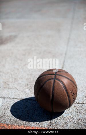 Detail eines Basketballs in einem Park. Stockfoto