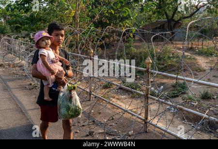 Besucher, Händler und illegale birmanische Einwanderer per Stacheldraht an der thailändischen Seite der thailändischen Grenze in Mae SOT, Thailand Stockfoto