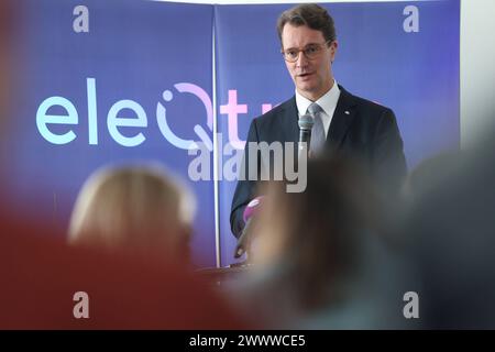 Ministerpraesident Ministerpräsident des Landes Nordrhein-Westfalen Hendrik Wuest Wüst zu Gast bei der Firma eleQtron in Siegen eleQtron am 25.03.2024 in Siegen *** Ministerpräsident des Landes Nordrhein-Westfalen Hendrik Wuest Wüst besucht eleQtron in Siegen eleQtron am 25 03 2024 in Siegen Stockfoto