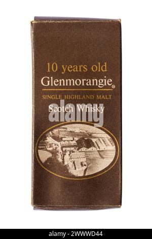 Alte Box mit Miniaturflasche von 10 Jahren Glenmorangie Single Highland Malt Scotch Whisky isoliert auf weißem Hintergrund Stockfoto